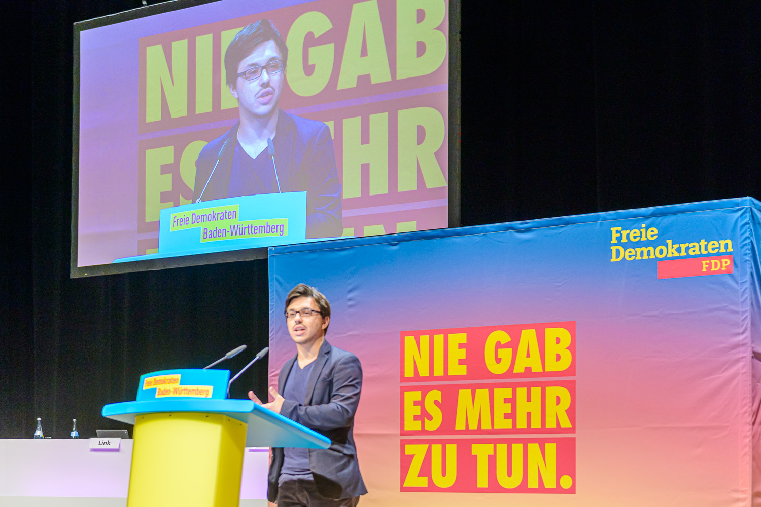 Andrey Belkin (Kornwestheim) bringt den Antrag des FDP-Kreisverbands Ludwigsburg ein.