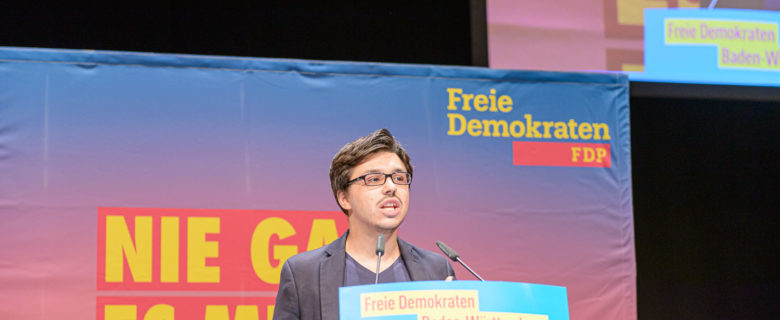 Andrey Belkin (Kornwestheim) bringt den Antrag des FDP-Kreisverbands Ludwigsburg ein.