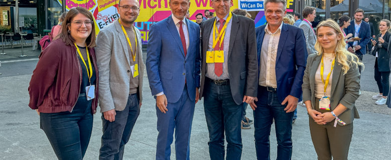 Am Samstag traf sich der FDP-Bundesvorsitzende mit der Delegation aus Ludwigsburg: v.l. Lina Wagner, Marcel Distl, Christian Lindner, Wolfgang Vogt, Oliver Martin, Helena Herzig.