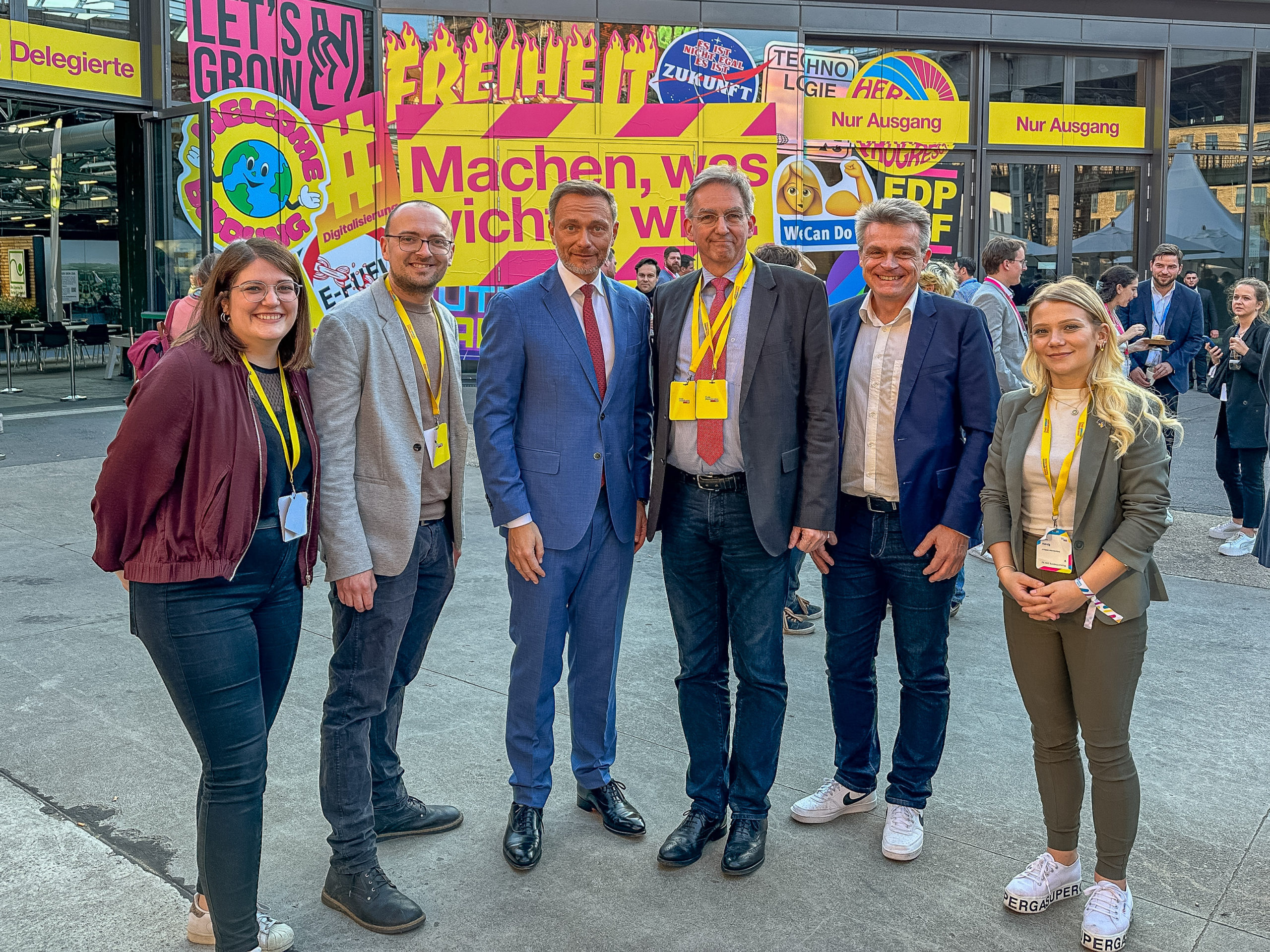 Am Samstag traf sich der FDP-Bundesvorsitzende mit der Delegation aus Ludwigsburg: v.l. Lina Wagner, Marcel Distl, Christian Lindner, Wolfgang Vogt, Oliver Martin, Helena Herzig.