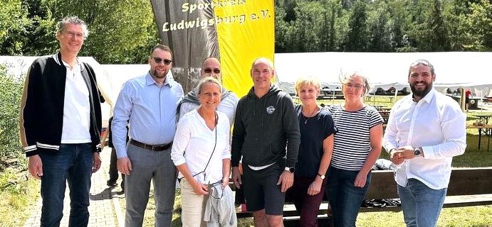 v.l. Kreisrat Jochen Eisele, Sportkreisjugendleiter Kay Bäumges, Kreisrätin Carmen Dötterer, dahinter Präsident Matthias Müller, Andreas Schaller, Kreisrätin Erika Schellmann, Kreisrätin Sibylle Gutjahr und Kreisrat Ender Engin