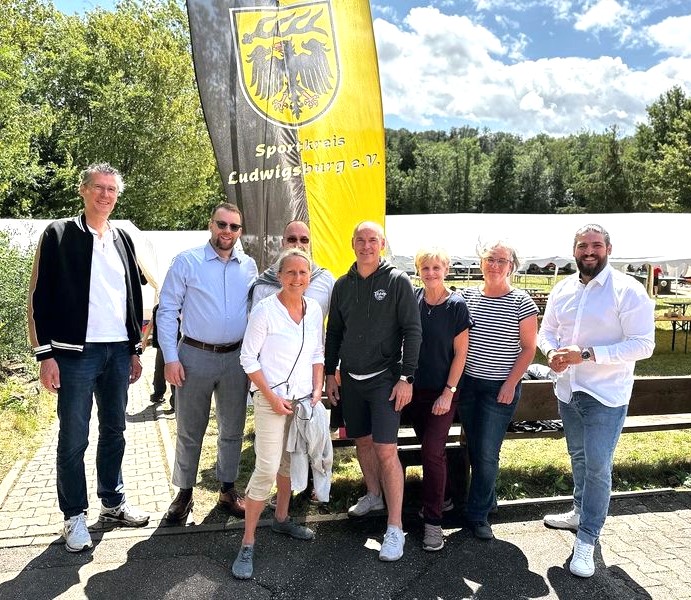 v.l. Kreisrat Jochen Eisele, Sportkreisjugendleiter Kay Bäumges, Kreisrätin Carmen Dötterer, dahinter Präsident Matthias Müller, Andreas Schaller, Kreisrätin Erika Schellmann, Kreisrätin Sibylle Gutjahr und Kreisrat Ender Engin