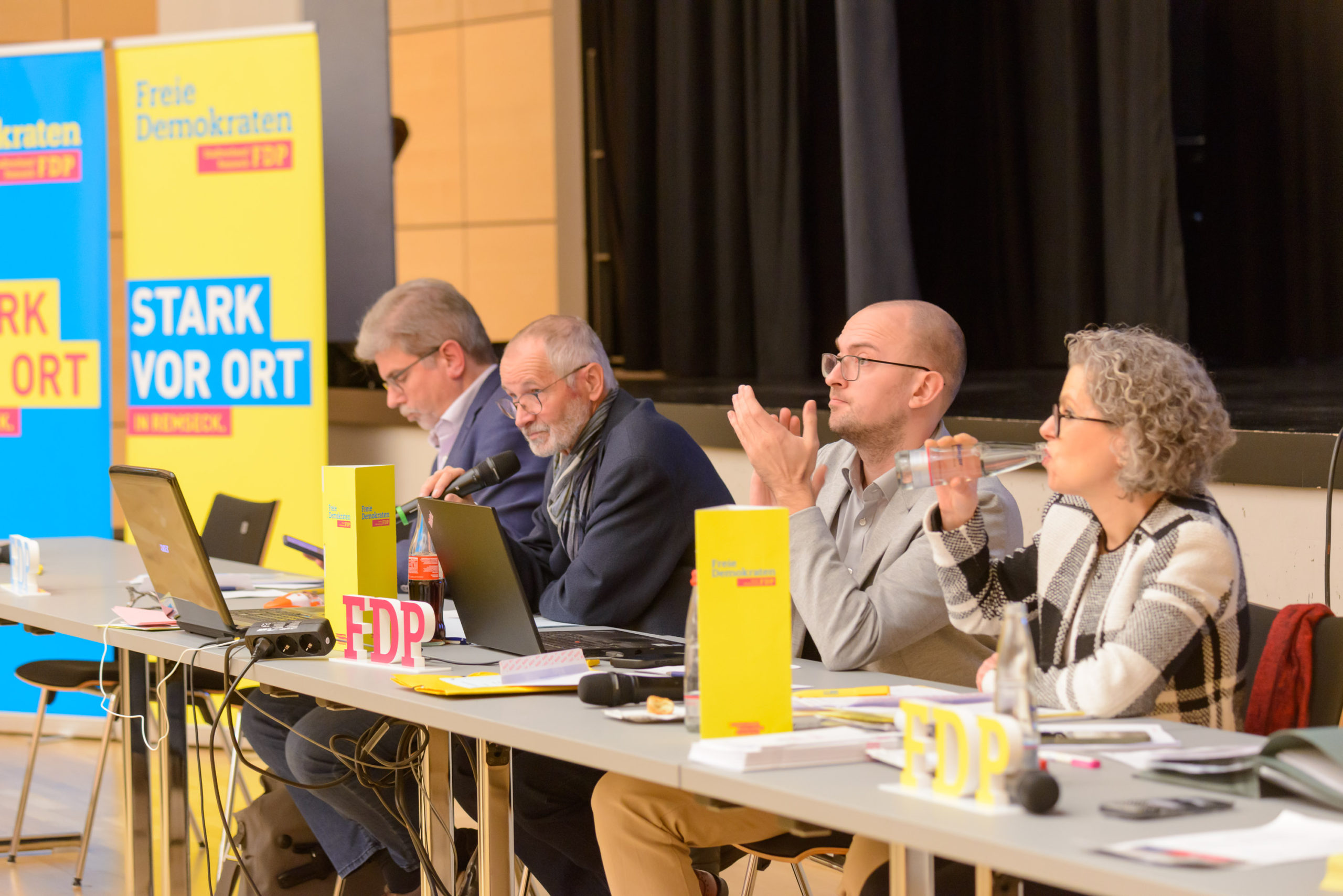 von links: FDP-Spitzenkandidat zur Regionalwahl Kai Buschmann, Versammlungsleiter Gustav Bohnert, dtv. Kreisvorsitzender Marcel Distl und Kreisvorsitzende Viola Noack