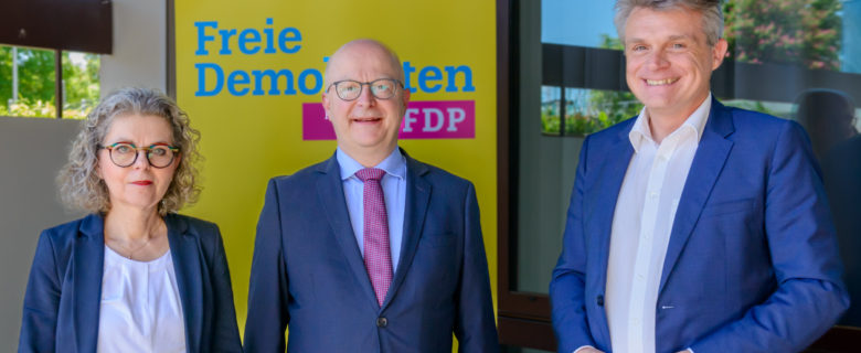 Viola Noack mit Michael Theurer (Mitte) und dem aktuellen FDP-Bundestagskandidaten Oliver Martin (Bild: Wolfgang Vogt)