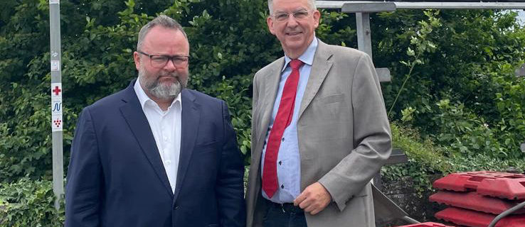 Dr. Christian Jung MdL (links) und Landtagskandidat Wolfgang Vogt an der Neckarbrücke bei Neckarweihingen (Bild: TJ)