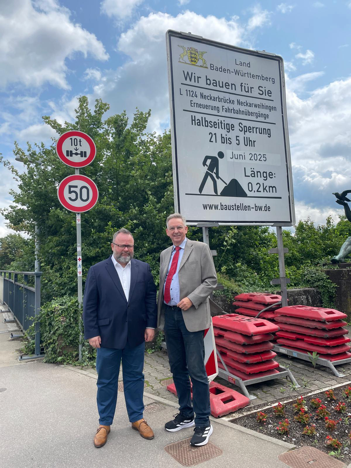 Dr. Christian Jung MdL (links) und Landtagskandidat Wolfgang Vogt an der Neckarbrücke bei Neckarweihingen