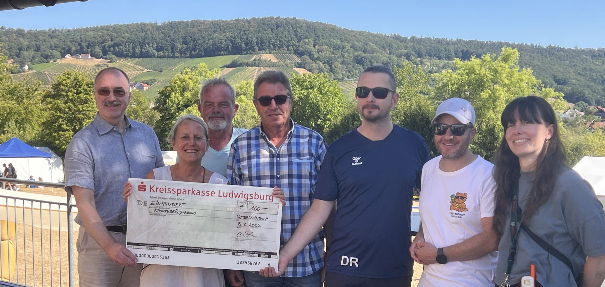Carmen Dötterer und Jürgen Appich von der FDP-Kreistagsfraktion beim Sommerzeltlager der Sportkreisjugend