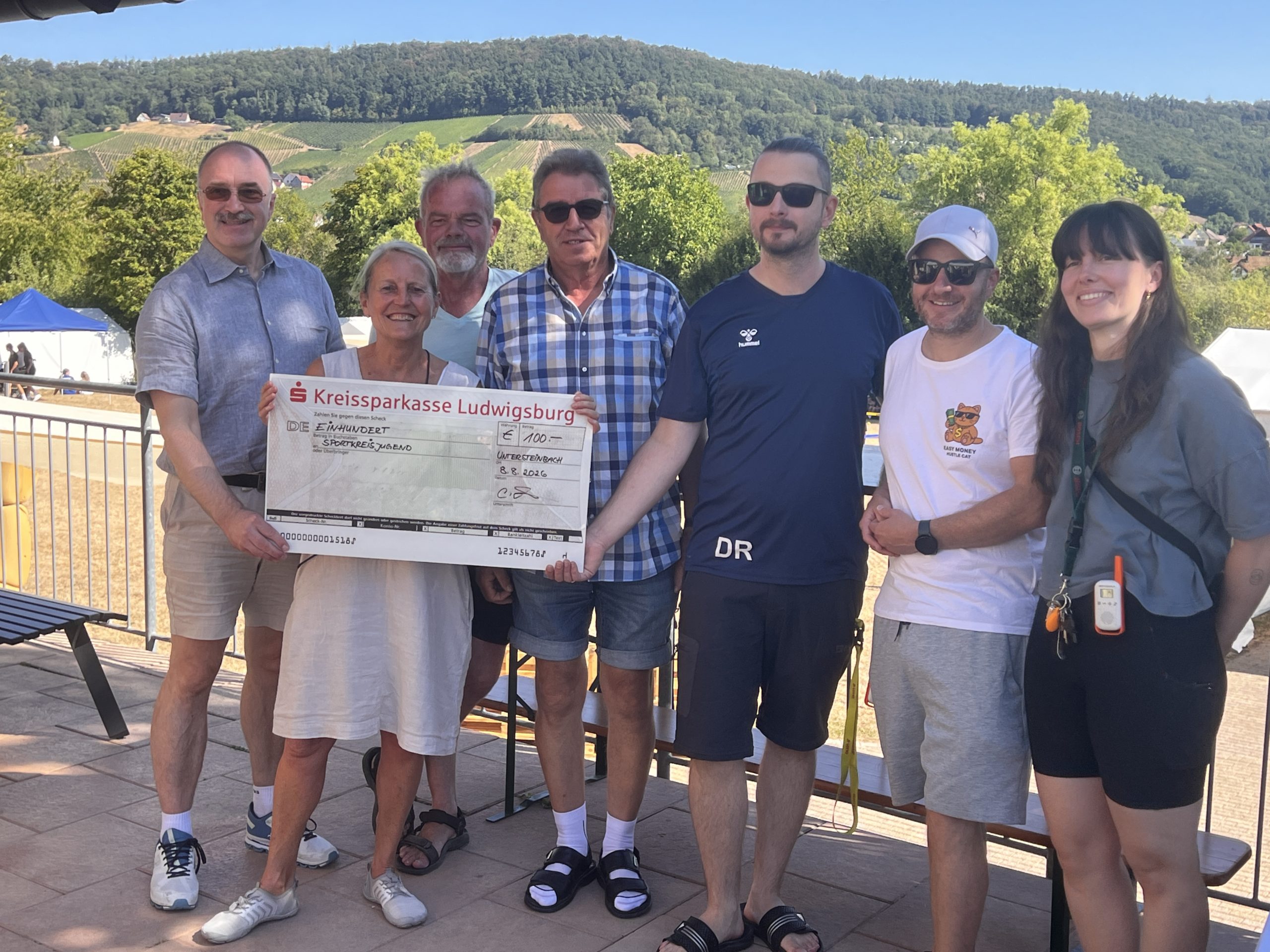 Carmen Dötterer und Jürgen Appich von der FDP-Kreistagsfraktion beim Sommerzeltlager der Sportkreisjugend